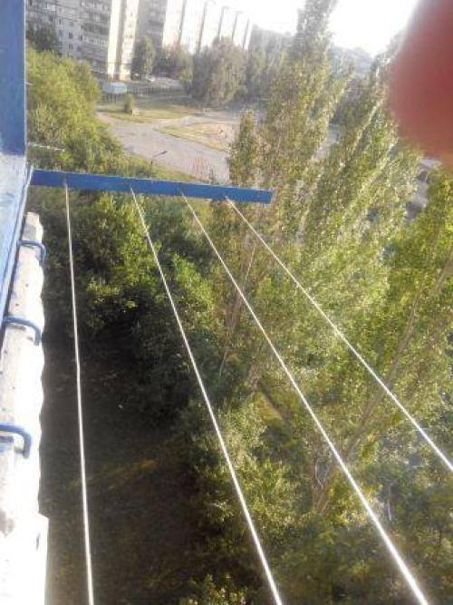 Как повесить бельевые веревки на балконе – бельевые веревки и сушилки для белья на балкон: как выбрать и установить —  стройматериалы пирамида в демихово