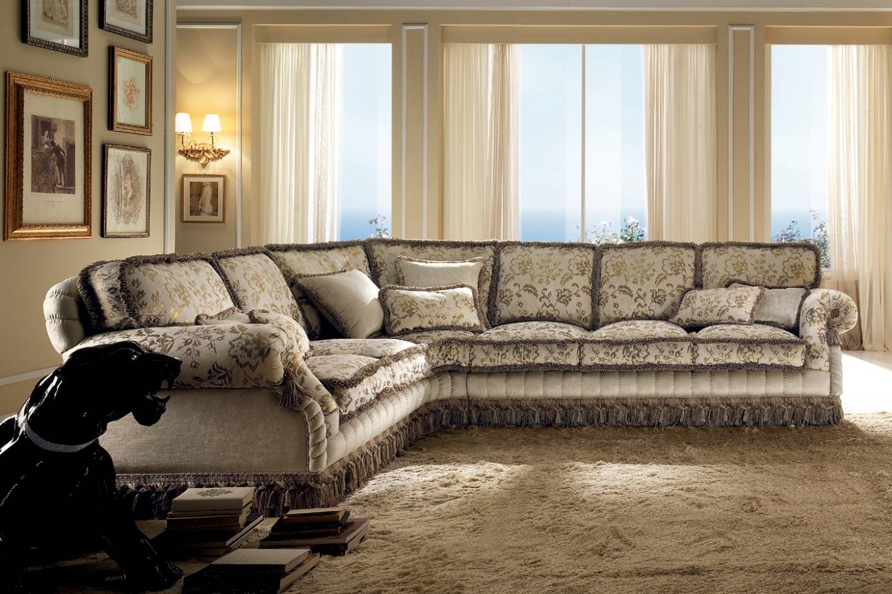 Классические диваны для гостиной: стиль для угловых, фото российского производства, интерьер с прямыми креслами