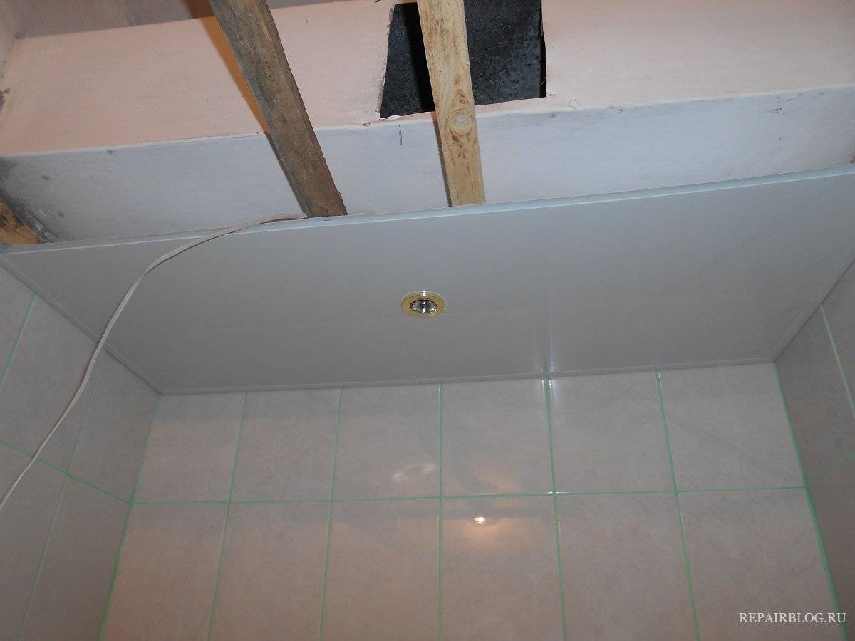 Как сделать потолок в ванной из панелей. Потолок в ванную из пластиковых панелей. Пластиковый потолок. Монтаж пластикового потолка на кухне. Потолок из пластика в ванной.