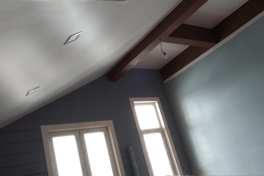 Натяжные потолки в деревянном доме: плюсы и минусы