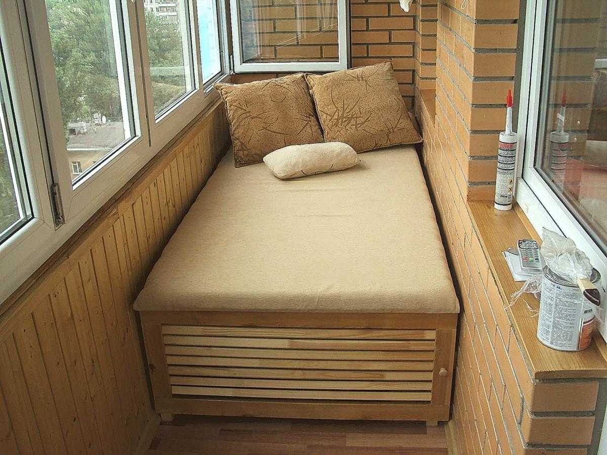 Преимущества использования дивана на балконе, критерии выбора