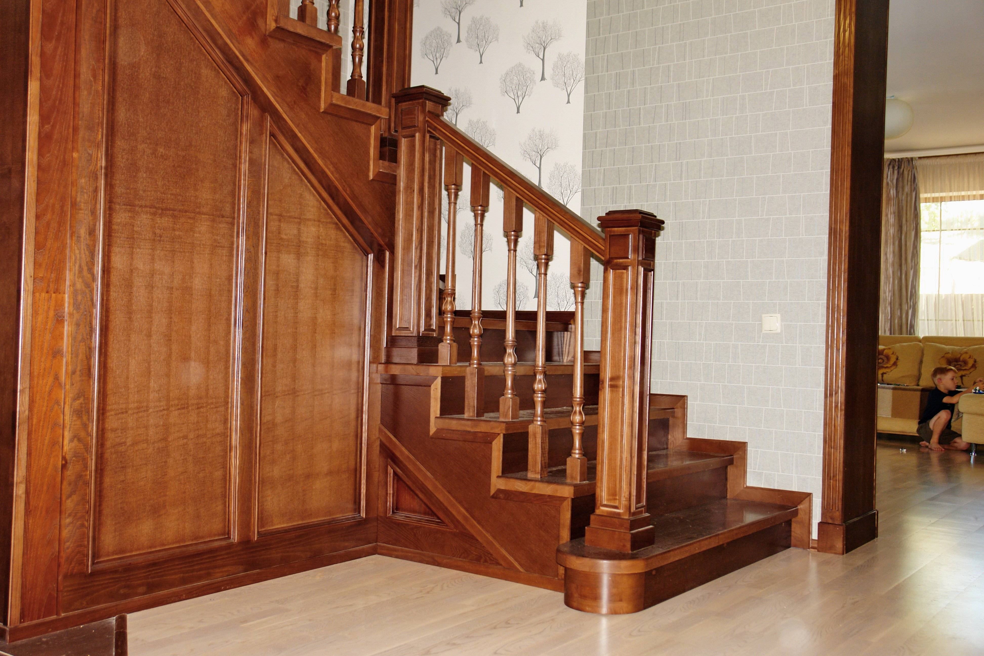 Виды деревянных лестниц в интерьере дома: 3 способа крепления ступеней