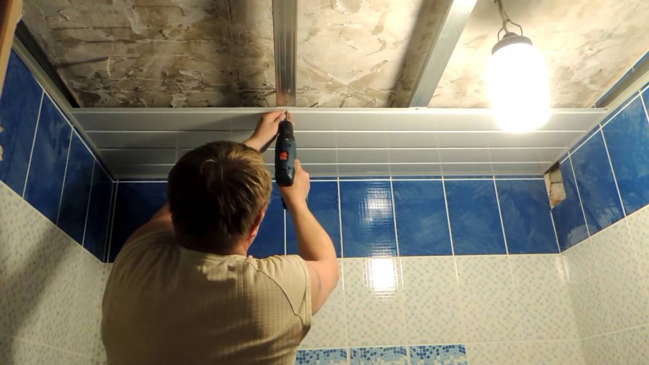 Зеркальные потолки в ванной — особенности и стоимость отделки
