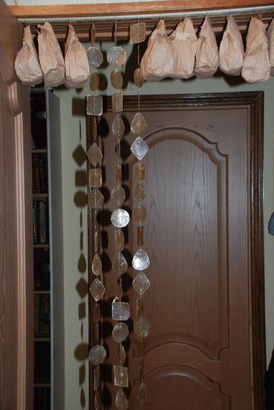 Декоративные шторы на дверной проем - дизайн своими руками