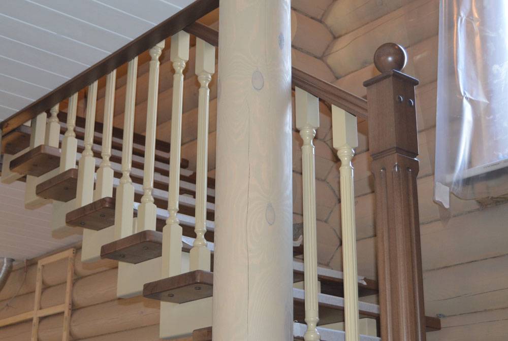 Деревянные перила для лестниц: фото столбов в доме, как установить резные заходные своими руками, как крепитьшикарные