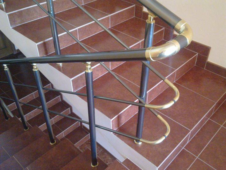 Ограждения и перила для лестниц из металла, фото