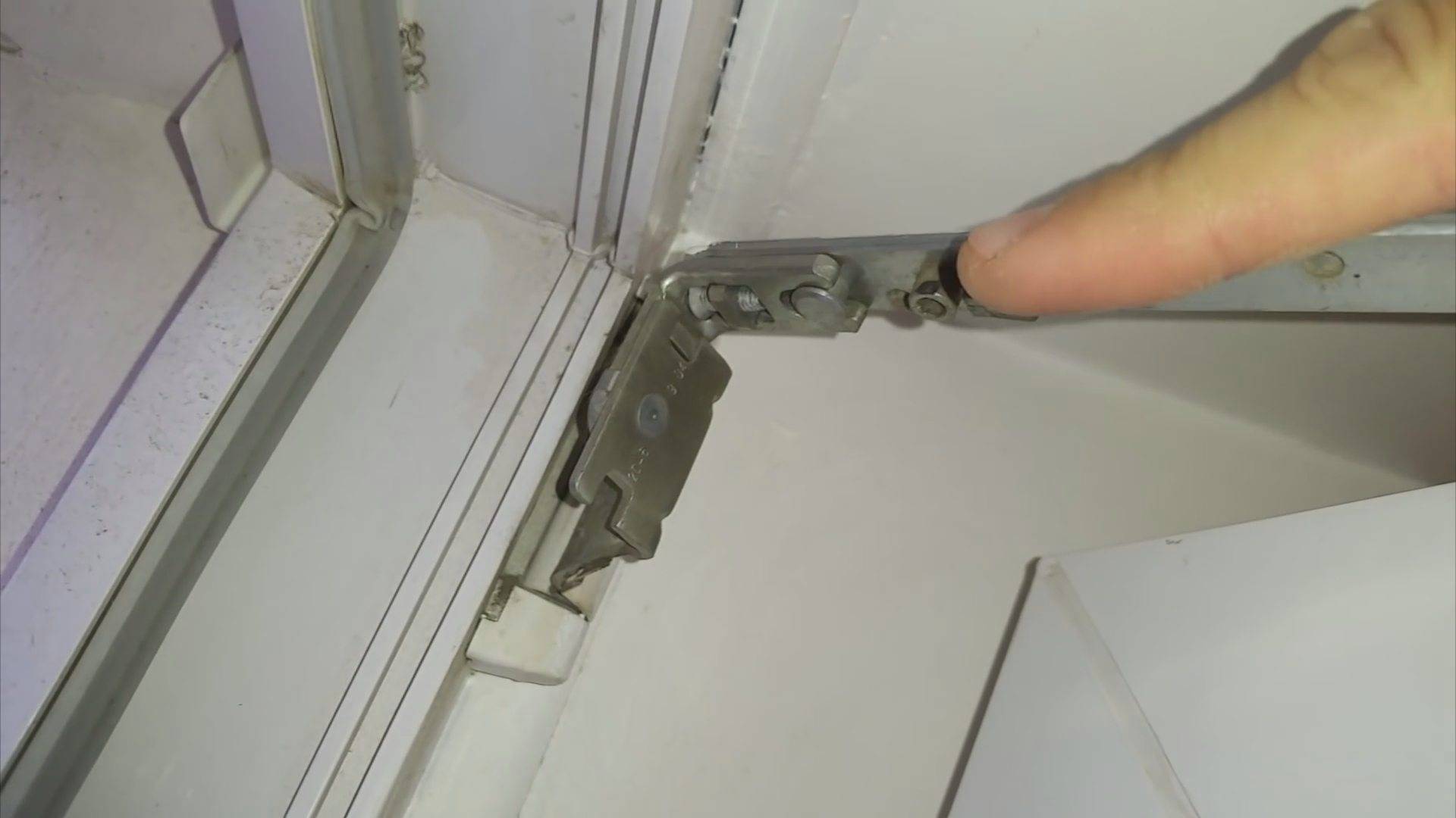 Как снять пластиковую дверь с петель на балконе самостоятельно: инструкция