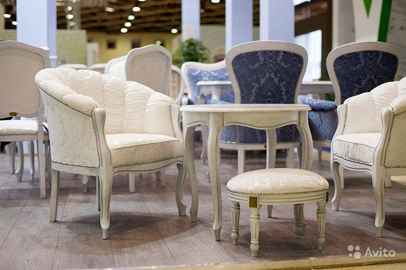 Стулья для гостиной: мягкие из белоруссии кресла с подлокотниками, красивый белый зал в доме, мебель для кухни