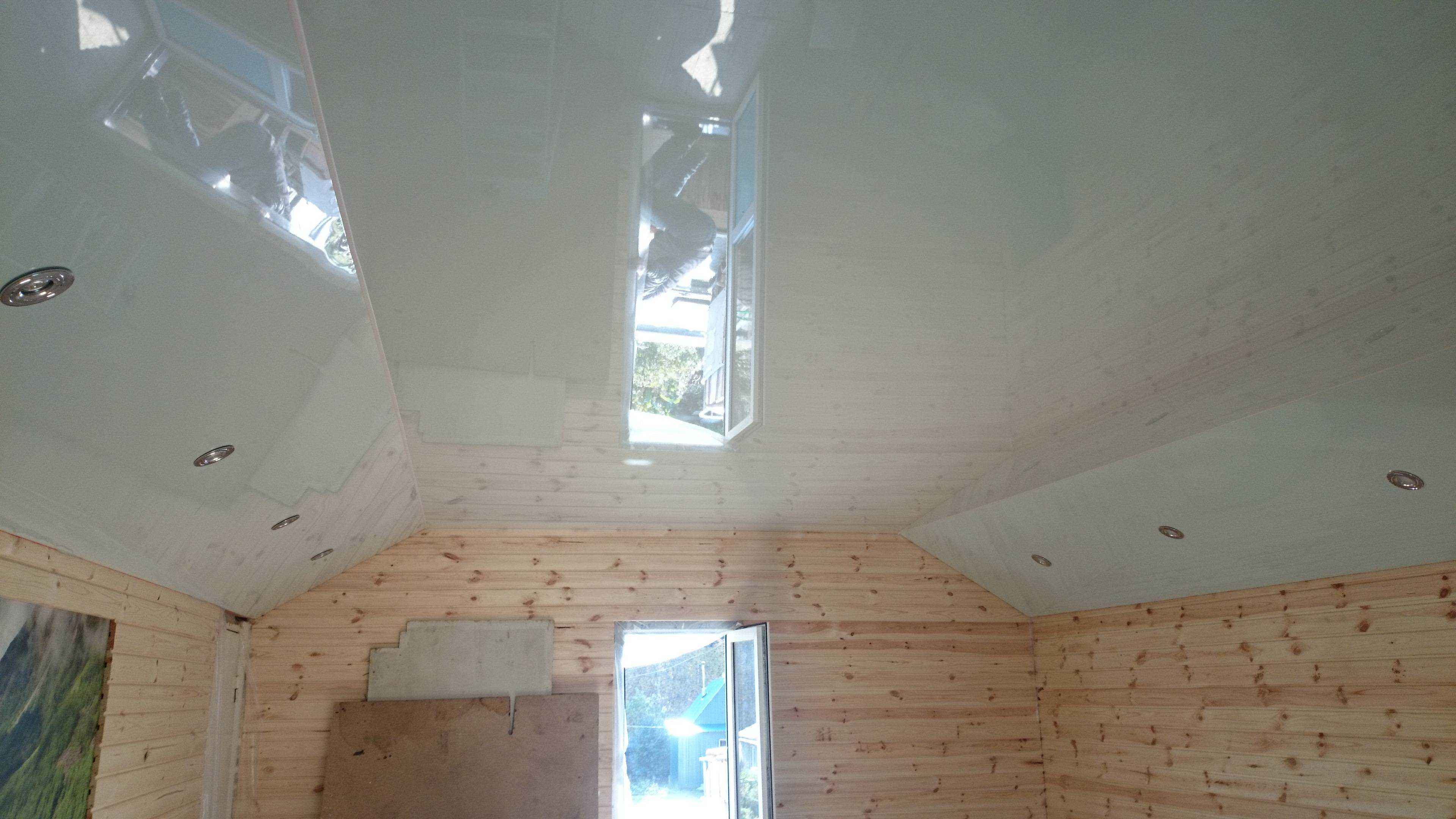 Преимущества и недостатки применения натяжных потолков в деревянном доме
