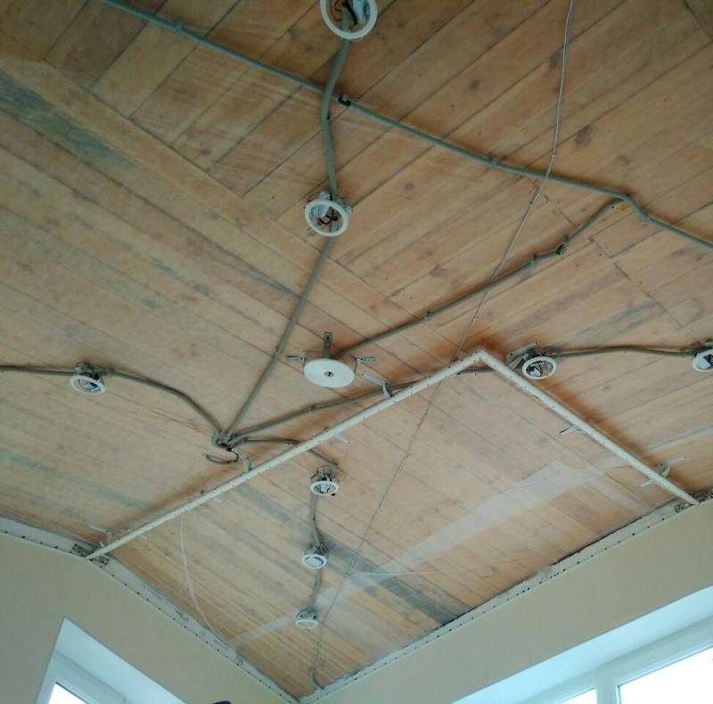 Натяжной потолок в деревянном доме плюсы и минусы