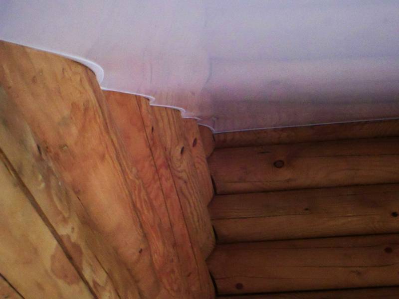 Натяжные потолки в деревянном доме: преимущества и порядок выполнения работ
