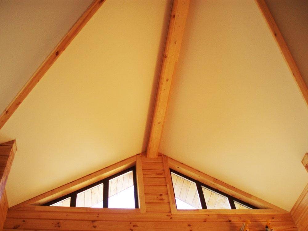Натяжные потолки в деревянном доме: плюсы и минусы отделки