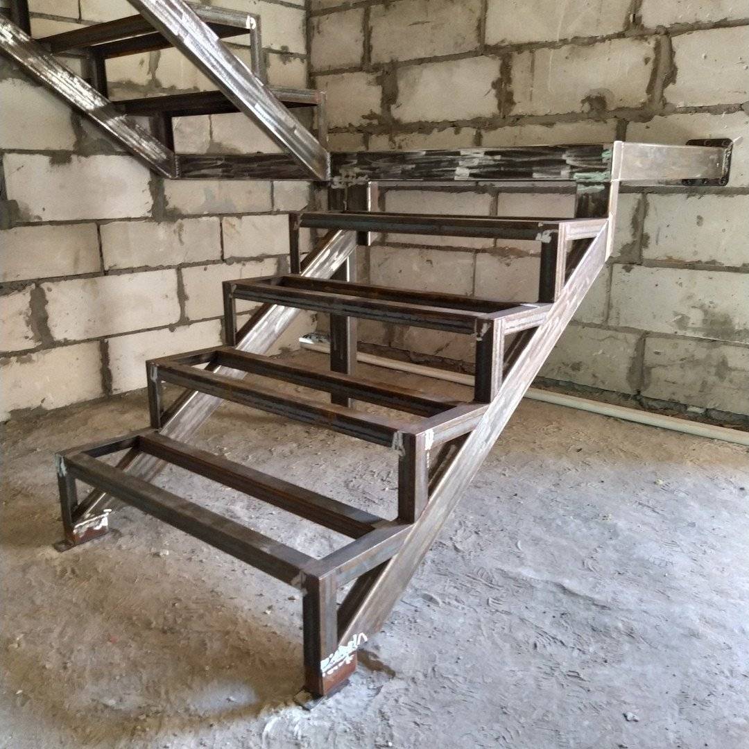 Второй этаж из профильной трубы. Лестница металлическая Тип 12э. Косоур из швеллера для лестницы. Лестница на металлическом каркасе. Каркас лестницы из металла.