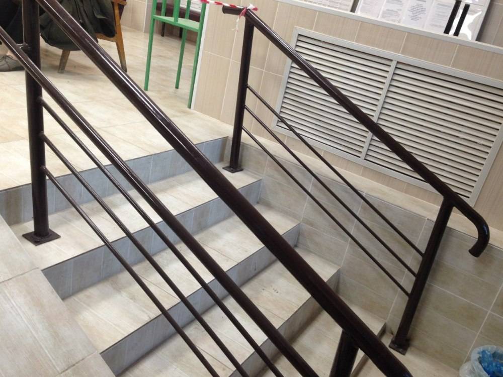 Современные перила для лестниц из металла: 5 преимуществ железных конструкций
