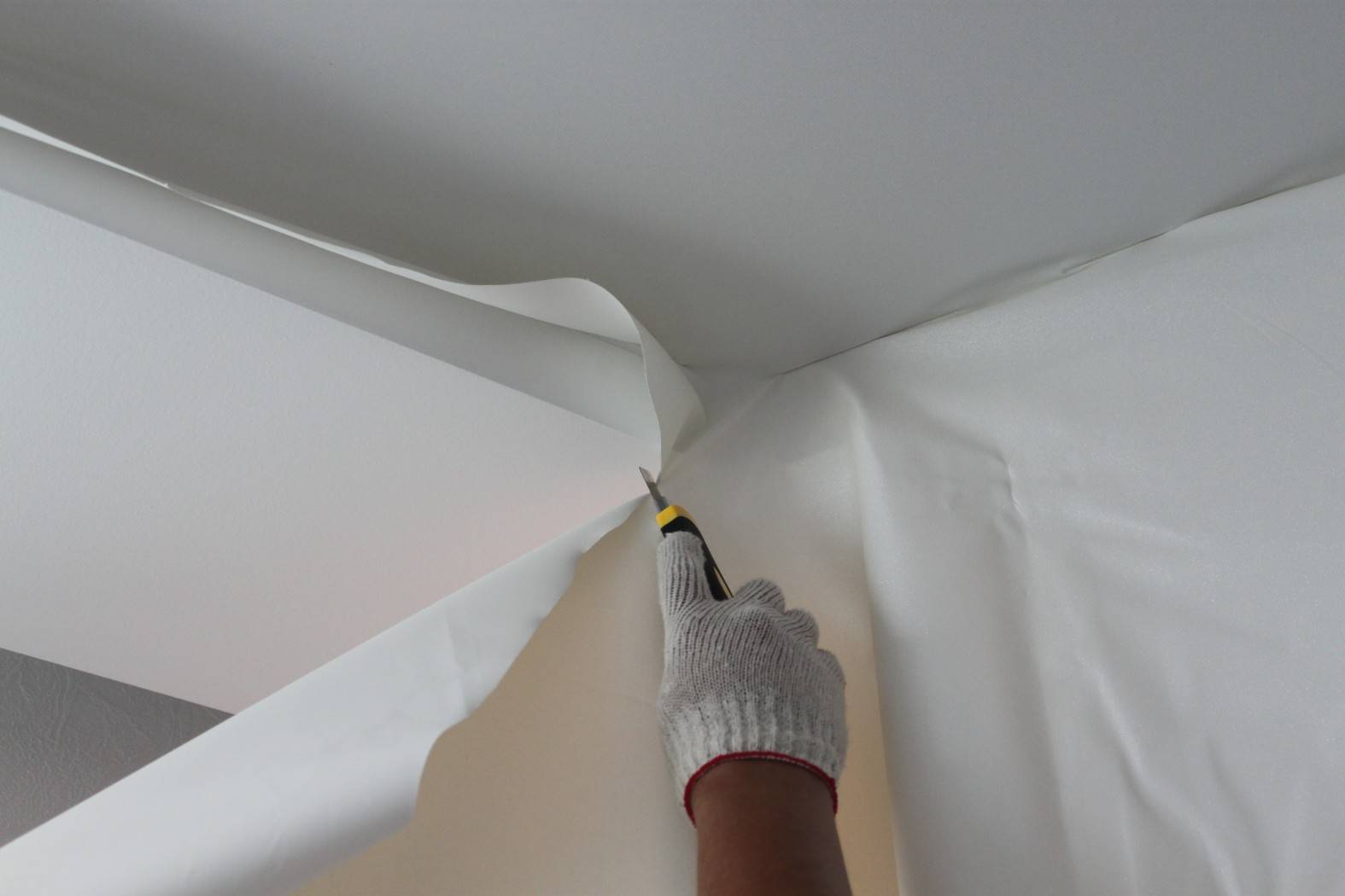 Толщина натяжного потолка и тканевого полотна: производители, состав и материалы