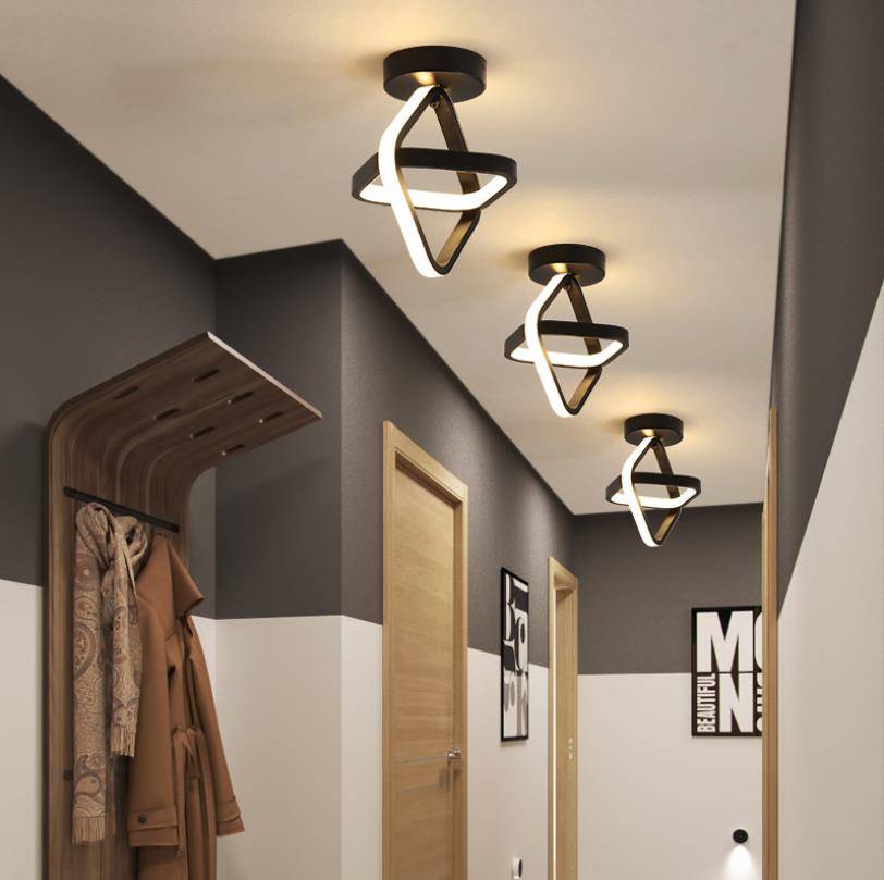Освещение в коридоре потолочное и естественное, подсветка длинной и узкой прихожей в квартире и доме, светодиодные лампы и люстры в интерьере