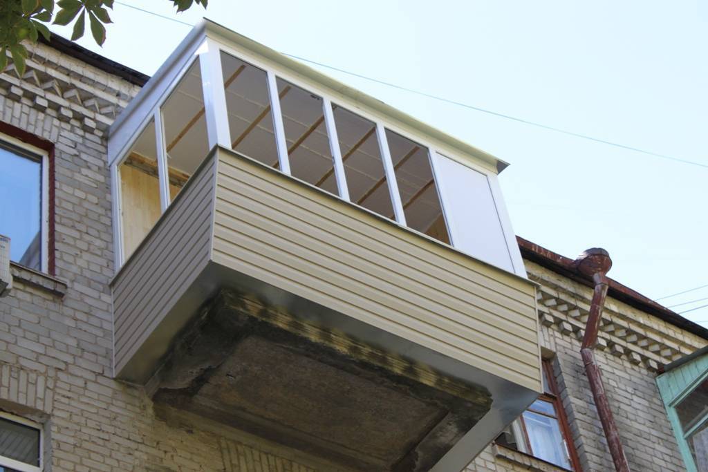 Балконы с выносом, фото конструкций, два метода расширения балкона: по основанию плиты и по подоконнику, пошаговая инструкция по увеличению балкона | pomasteru.ru