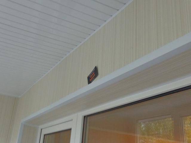 Особенности и порядок монтажа потолка из пвх панелей на балконе
