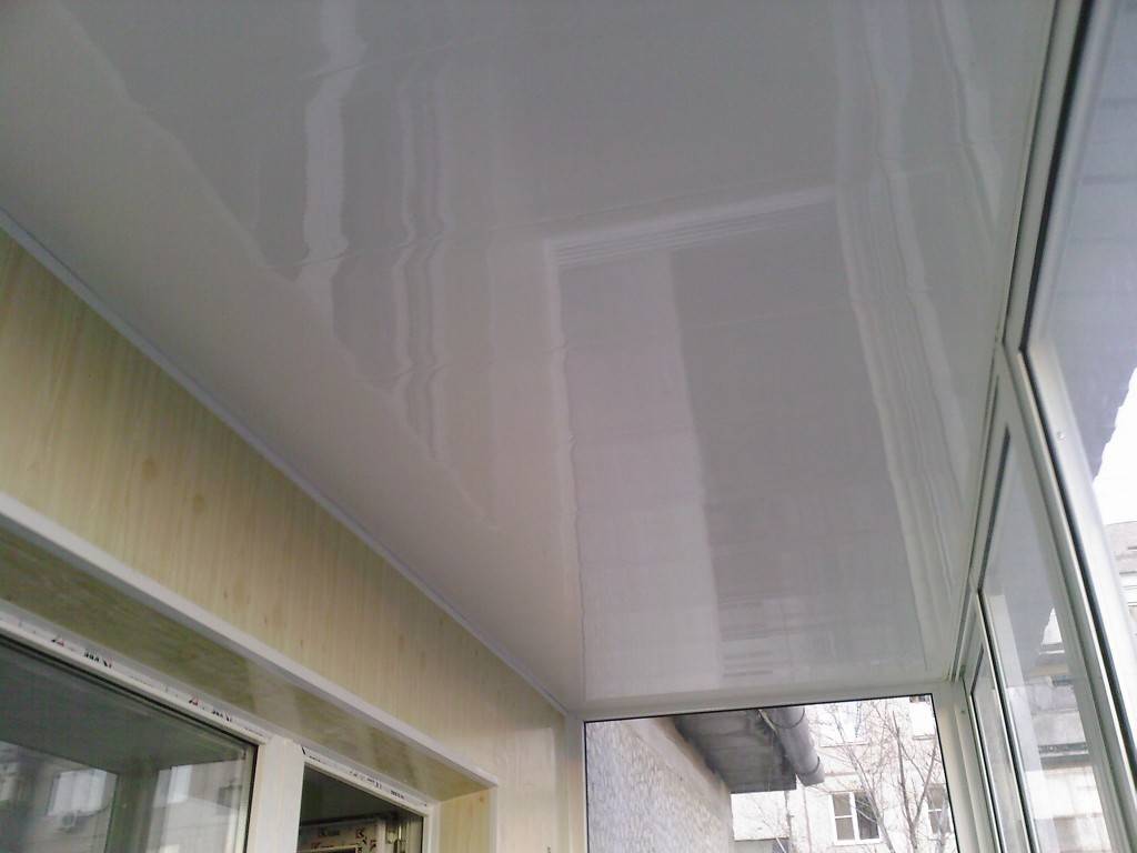 Натяжной потолок на балконе: плюсы и минусы, на лоджию, отзывы можно ли делать, фото зимой и на холодном
