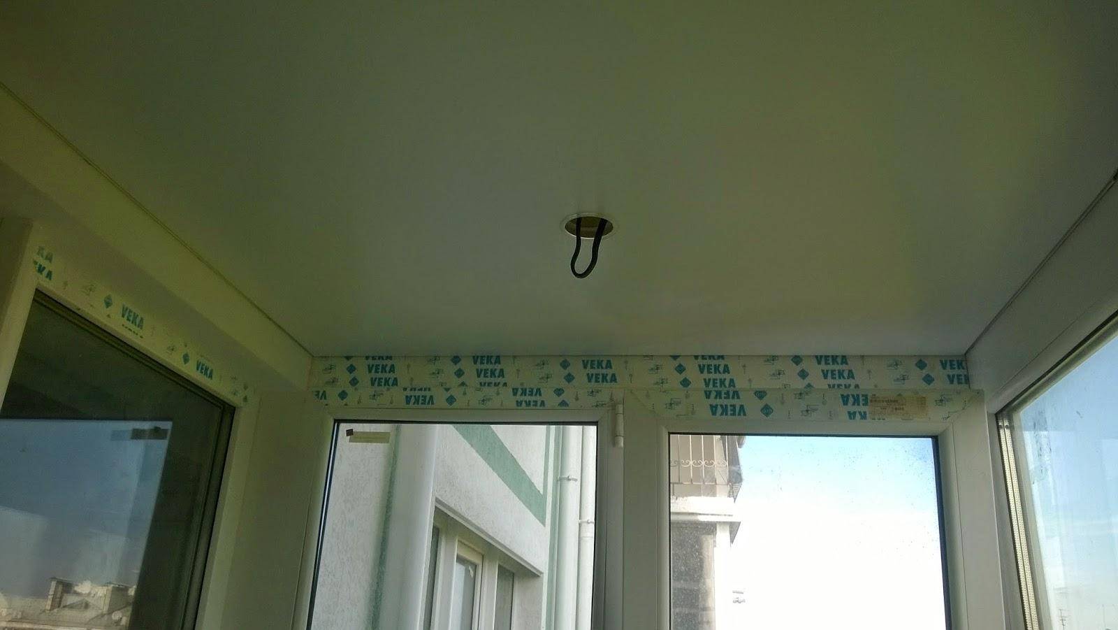 Преимущества и недостатки натяжного потолка на балконе