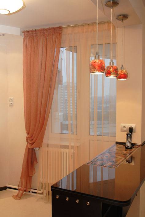 Лучшие варианты дизайна штор для кухни с балконной дверью
