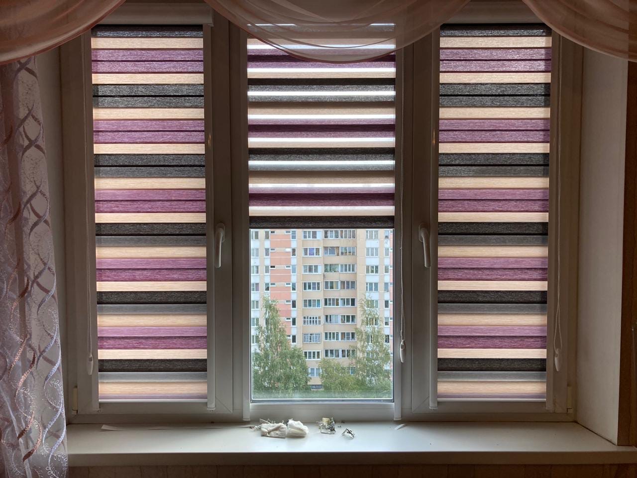 Рулонные шторы зебра – как собрать и установить на пластиковые окна