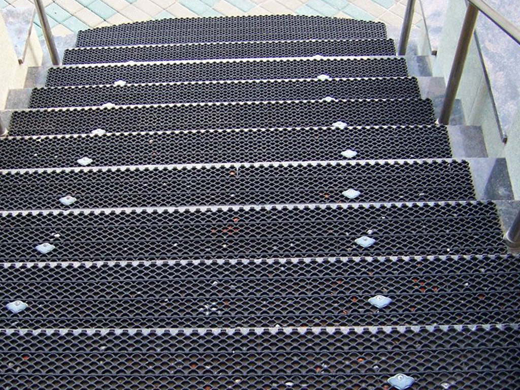 Выбираем противоскользящее покрытие для лестничных ступенек на улице и в доме? виды материалов- обзор +видео