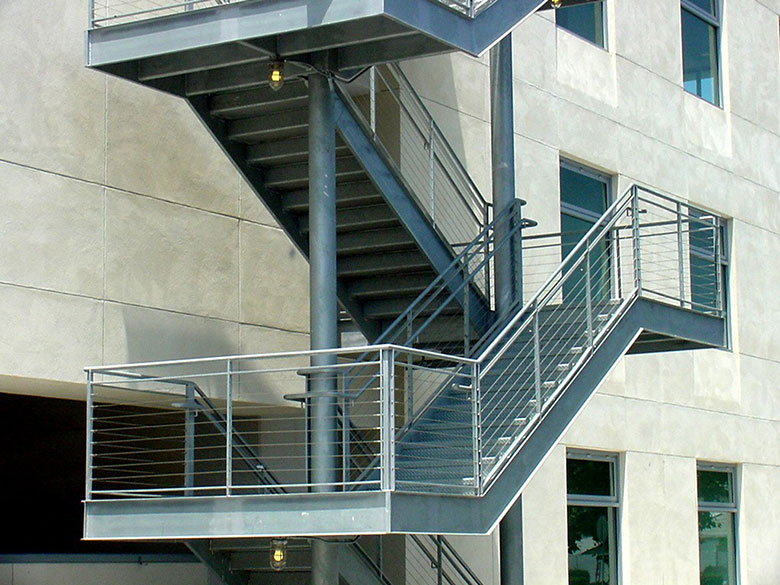 Требования безопасности к лестницам: нормы, установленные для  различных видов конструкций