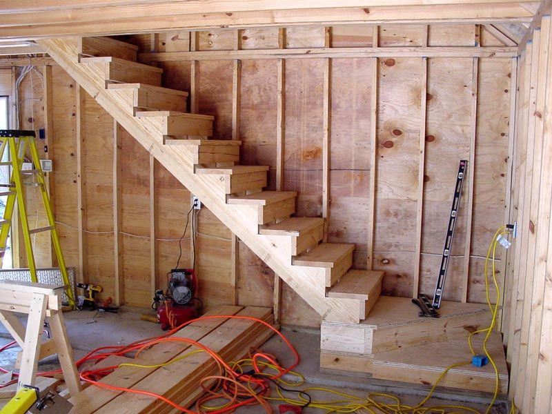 Готовая лестница на второй этаж из дерева — технология монтажа