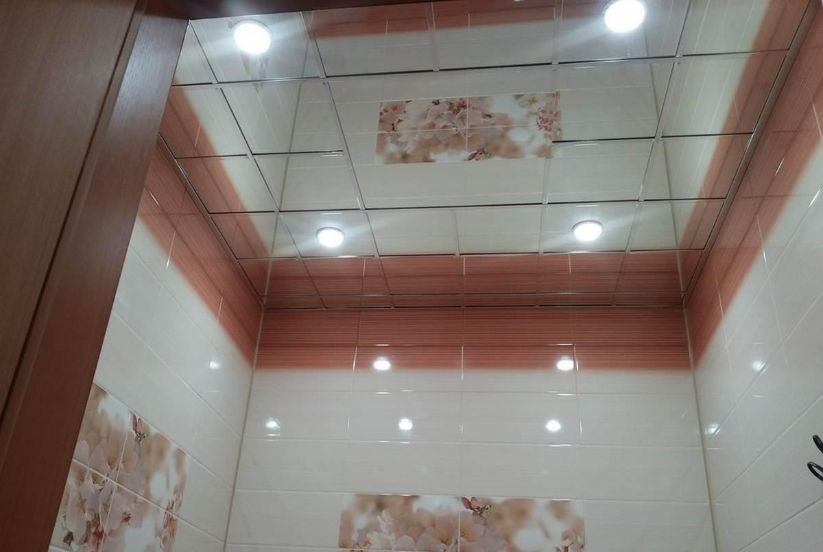 Подвесной стеклянный и зеркальный потолок в ванной комнате (фото)