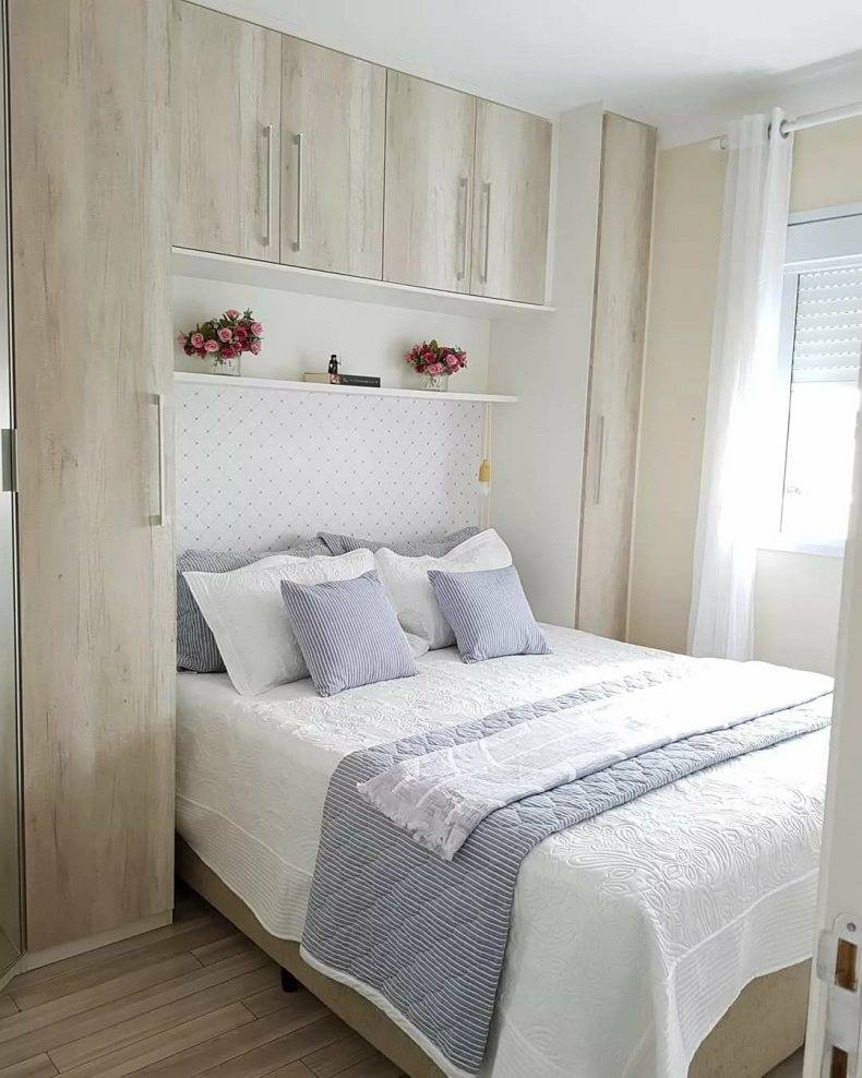 Дизайн маленькой спальни 2023 — с диваном, с балконом и окном, с белой мебелью, в светлых тонах, в классическом стиле, в современном стиле, лучшие идеи интерьера, реальные фото