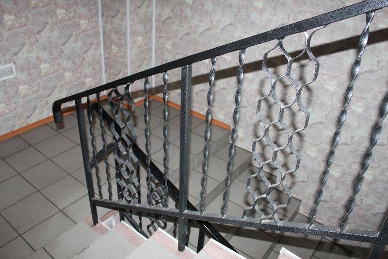 Перила из металла для лестниц: 35 фото