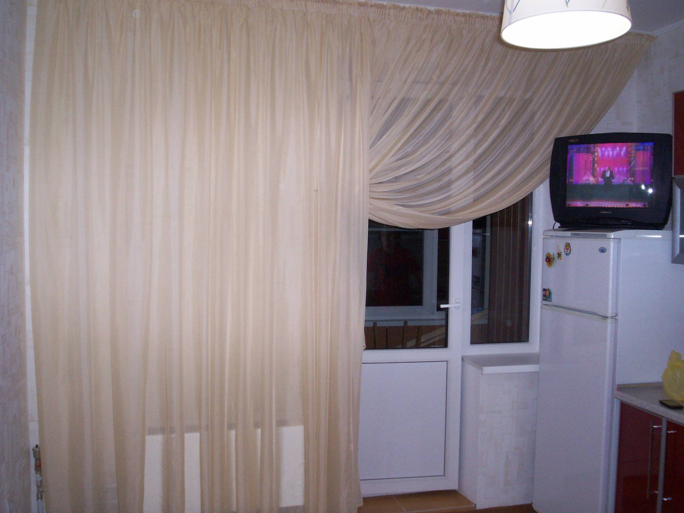 Виды штор и занавесок на окно с балконной дверью (37 фото)