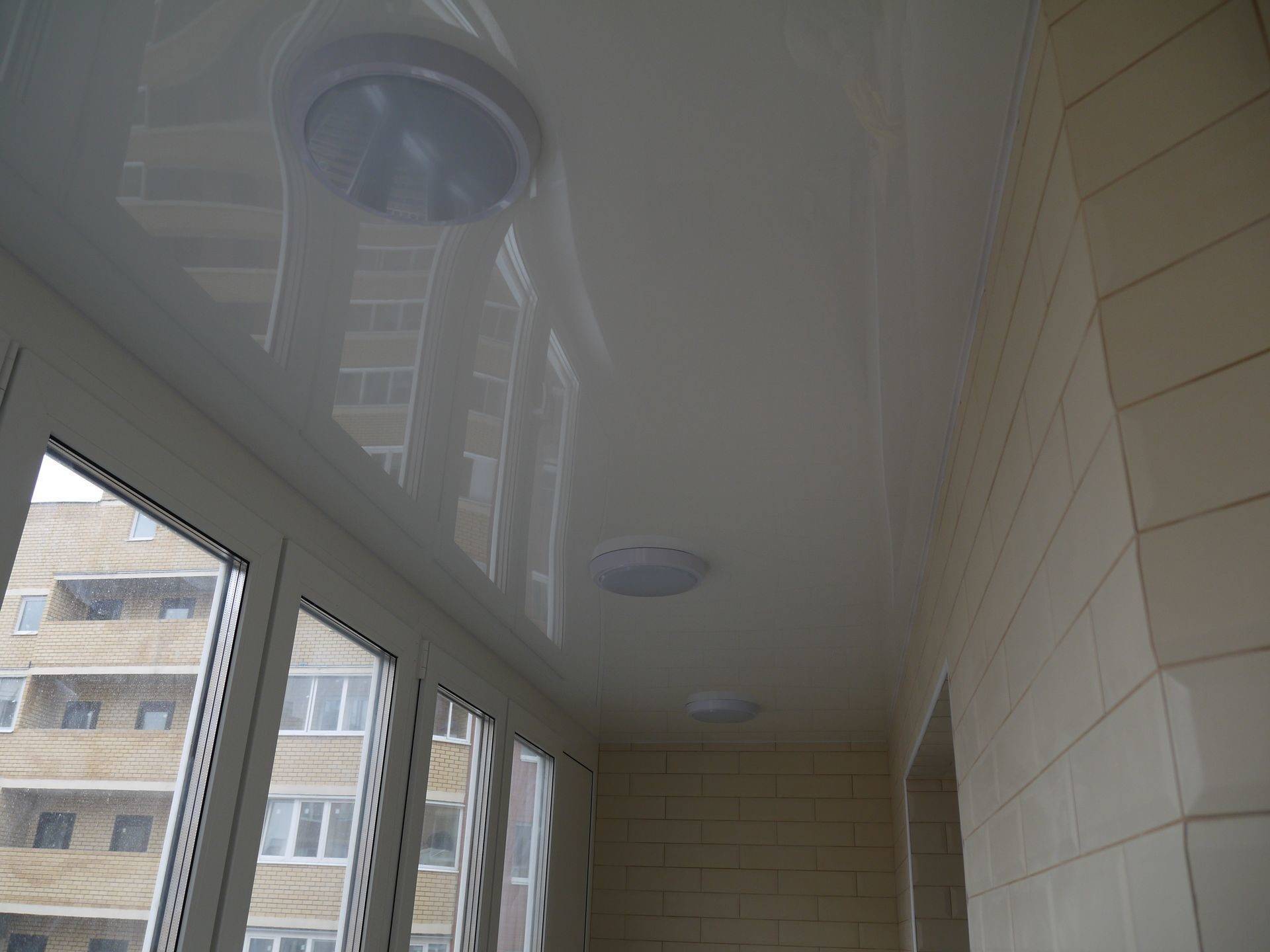 Натяжной потолок на балконе: можно ли делать, на холодном, неотапливаемом, на кухне делают или нет, фото
