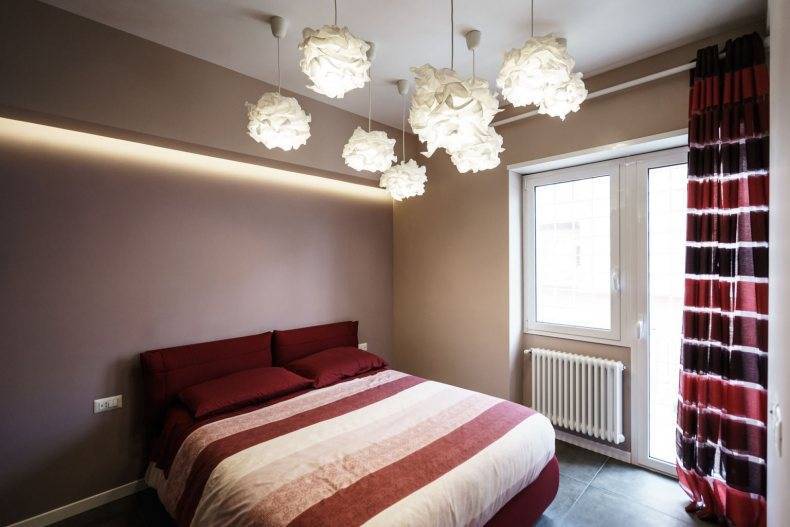 Освещение в спальне с натяжными потолками с люстрой и без, бра над кроватью - 16 фото
