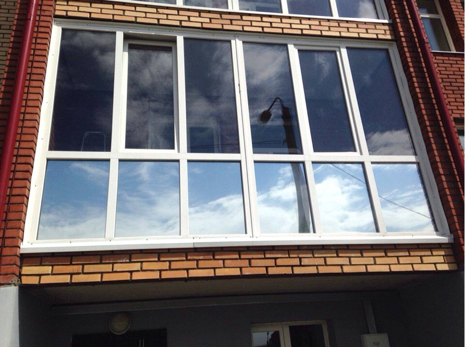 Тонировка балконов и лоджий: окон и их дизайн, панорамное остекление и зеркальная пленка